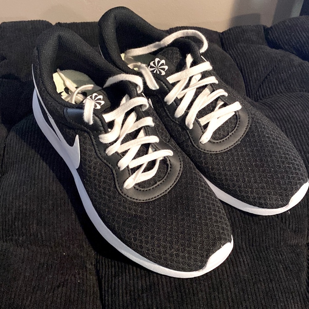 Woman’s Nike Tanjun Black/White Shoes DJ6257-004 - Size 7.5 Woman’s